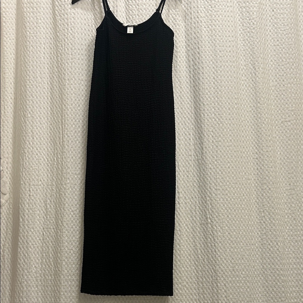 H&M Crinkle Black Sleeveless Midi Dress
